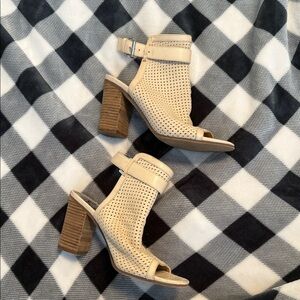 Elegant Cream Peep-Toe Block Heel Sandals Sam Edelman 7 1/2